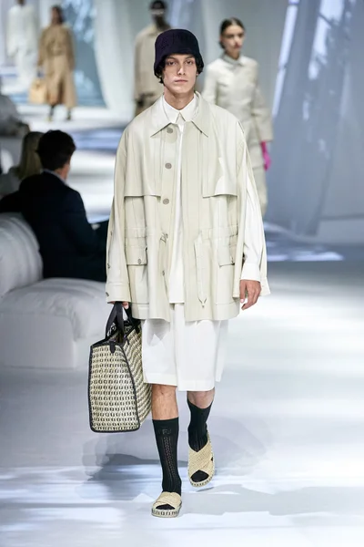 Look 19